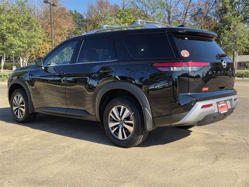 New 2025 Nissan Pathfinder SL image 3