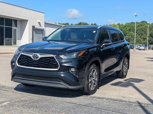Used 2024 Toyota Highlander XLE AWD/4WD image 7