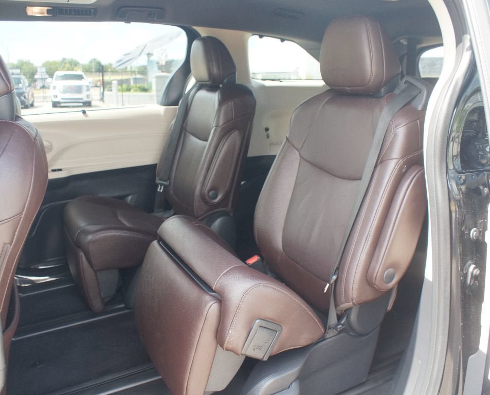 Used 2022 Toyota Sienna Platinum FWD image 17