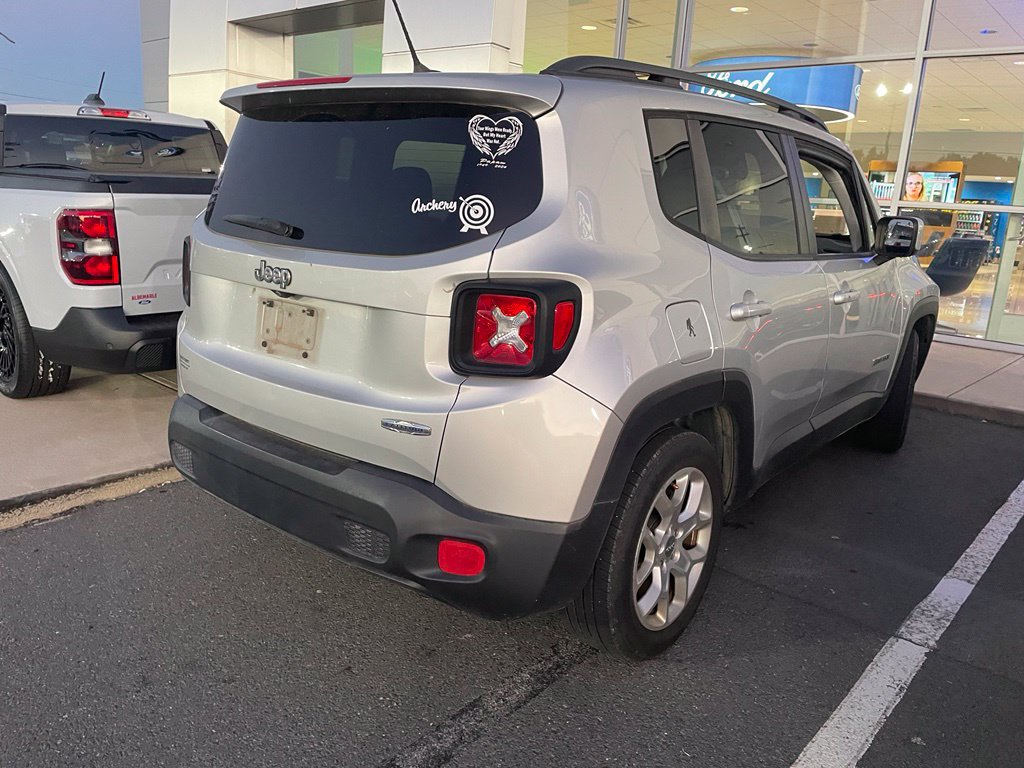 Used 2017 Jeep Renegade Latitude w/ Popular Equipment Group FWD image 4