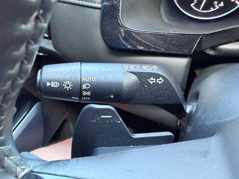 Used 2025 Nissan Pathfinder SL FWD image 32