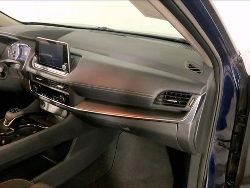 Used 2025 Nissan Rogue SV FWD image 16