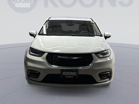 Used 2023 Chrysler Pacifica Touring-L image 15