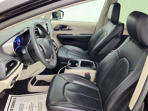 Used 2022 Chrysler Pacifica Touring-L FWD image 18