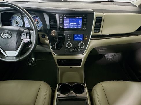 Used 2020 Toyota Sienna XLE FWD image 27