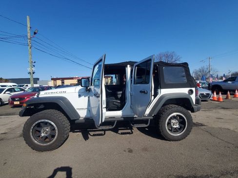 Used 2017 Jeep Wrangler Unlimited Rubicon w/ Cold Weather Group AWD/4WD image 8