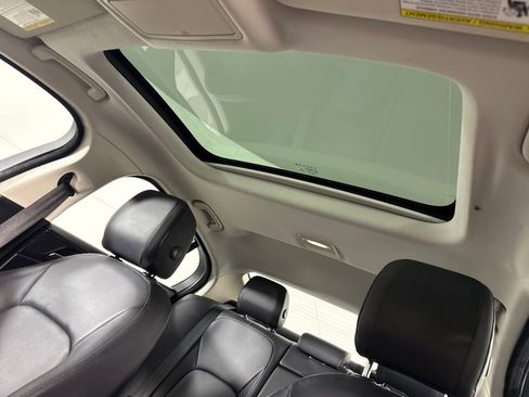 Used 2017 Jaguar XE Premium image 17