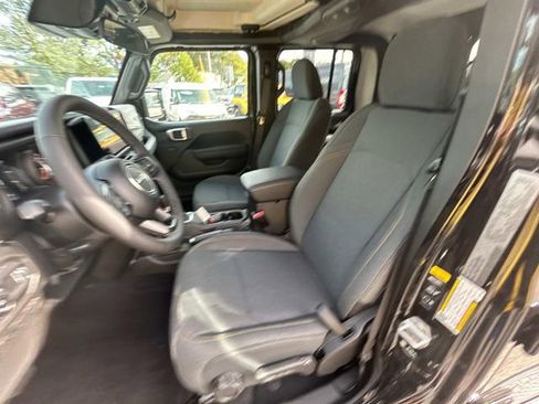 New 2025 Jeep Gladiator Sport image 8