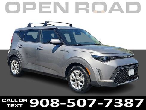 Used 2023 Kia Soul LX w/ LX Technology Package FWD image 1