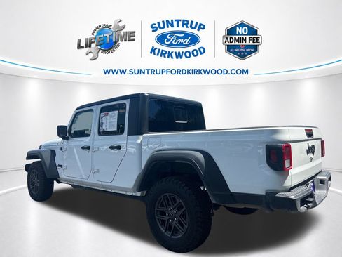 Used 2025 Jeep Gladiator Sport AWD/4WD image 3