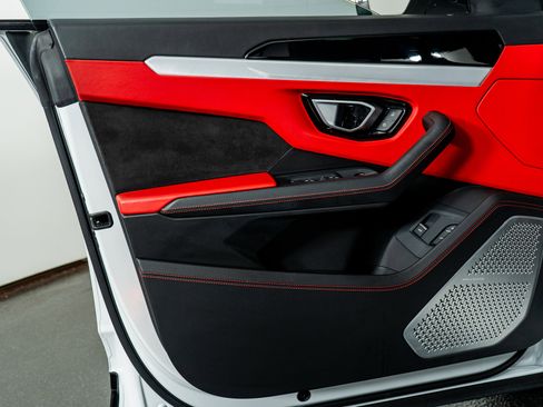 Used 2020 Lamborghini Urus image 47