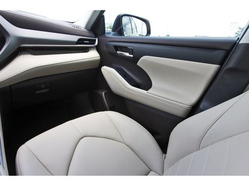 Used 2022 Toyota Highlander XLE FWD image 13