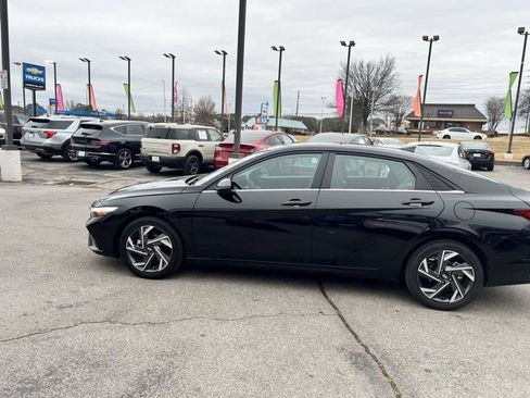 Used 2025 Hyundai Elantra Limited image 6