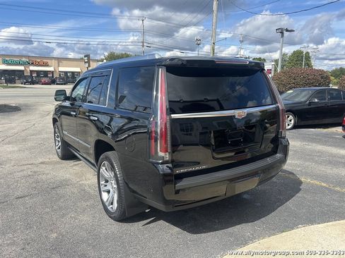 Used 2017 Cadillac Escalade Premium Luxury image 4