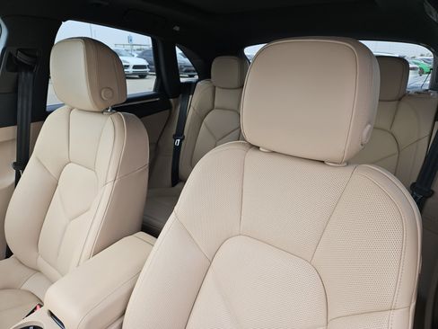 Certified 2025 Porsche Macan image 6