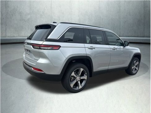 New 2025 Jeep Grand Cherokee Limited w/ Luxury Tech Group II image 9