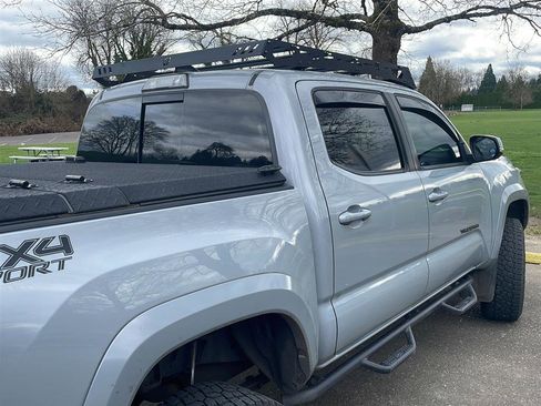 Used 2018 Toyota Tacoma TRD Sport image 8