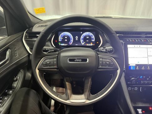 New 2025 Jeep Grand Cherokee Limited w/ Luxury Tech Group II image 24