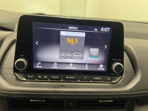 Used 2024 Nissan Rogue SV image 39