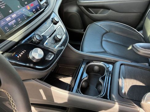 Used 2025 Chrysler Pacifica Limited image 41