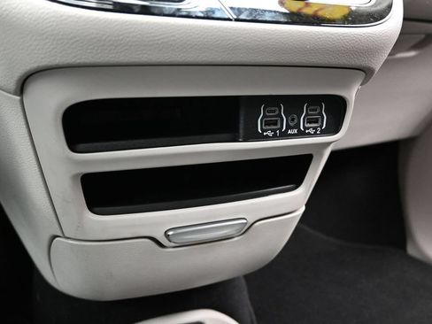 Used 2023 Chrysler Pacifica Touring-L FWD image 44