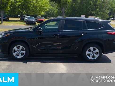 Used 2023 Toyota Highlander L FWD image 12