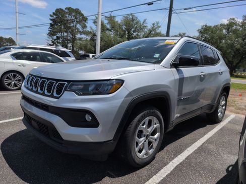 Used 2025 Jeep Compass Latitude AWD/4WD image 5
