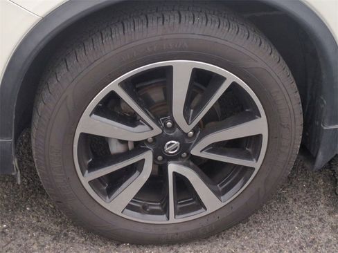 Used 2019 Nissan Rogue SL w/ Premium Package image 9