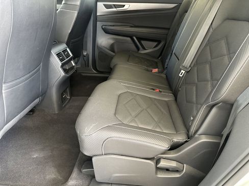 Used 2025 Volkswagen Atlas Cross Sport SE FWD image 30