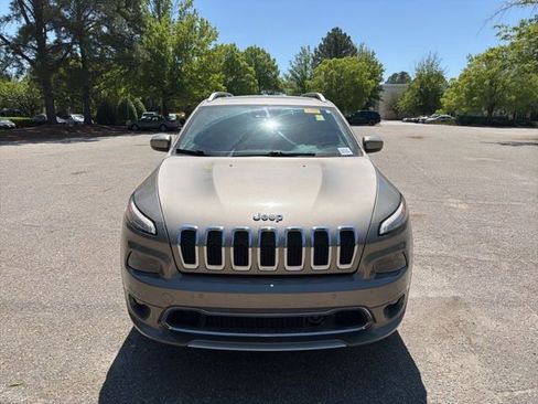 Used 2017 Jeep Cherokee Overland w/ Technology Group AWD/4WD image 8