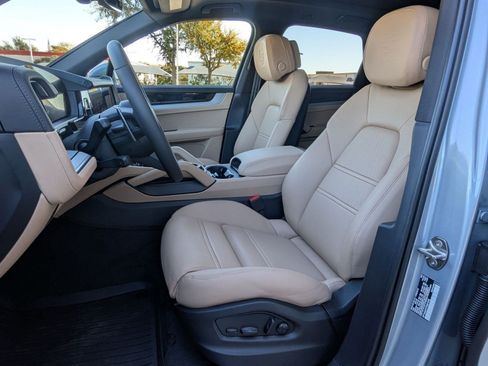 Certified 2026 Porsche Cayenne AWD/4WD image 5
