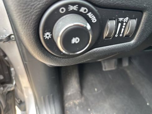 Used 2020 Jeep Cherokee Trailhawk AWD/4WD image 8