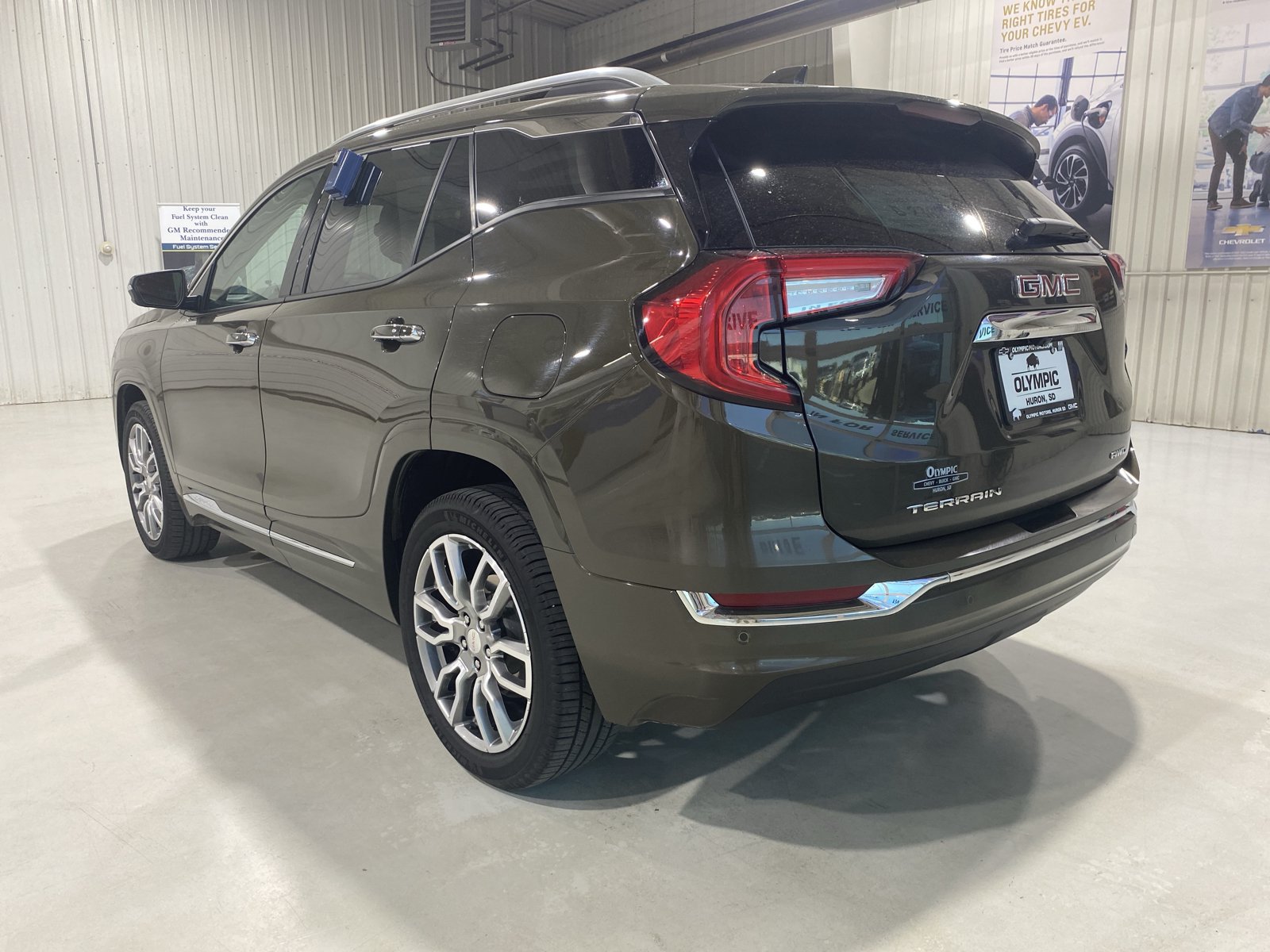 Used 2024 GMC Terrain Denali w/ Denali Premium Package AWD/4WD image 6