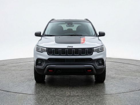 Used 2025 Jeep Compass Trailhawk image 2