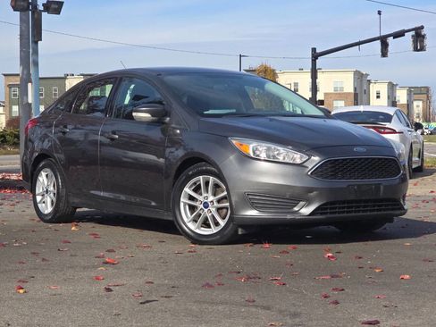 Used 2016 Ford Focus SE image 2