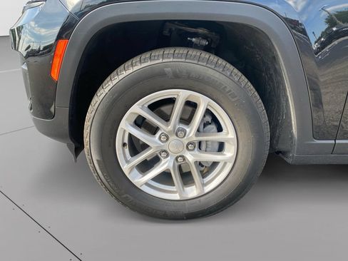 Used 2025 Jeep Grand Cherokee Laredo X w/ Luxury Tech Group I RWD image 12