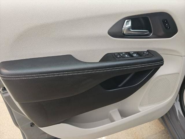 Certified 2024 Chrysler Pacifica Touring-L FWD image 17