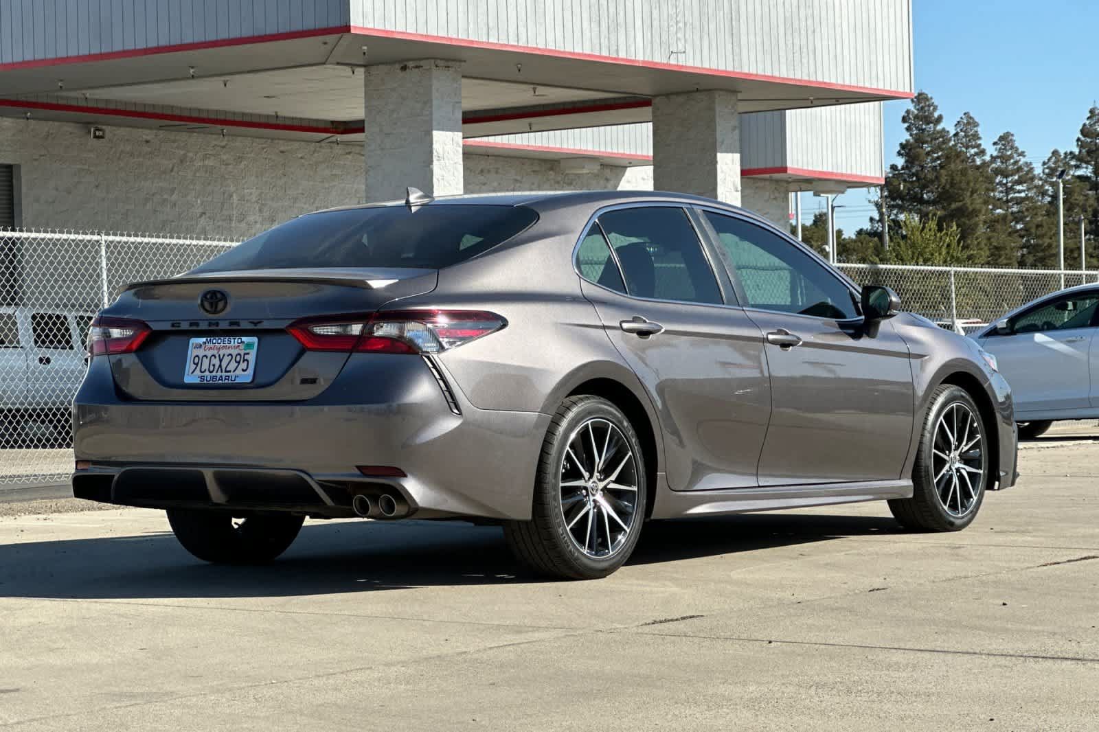 Used 2022 Toyota Camry SE w/ Carpet Mat Package (TMS) FWD image 3