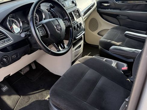 Used 2016 Dodge Grand Caravan SE FWD image 8
