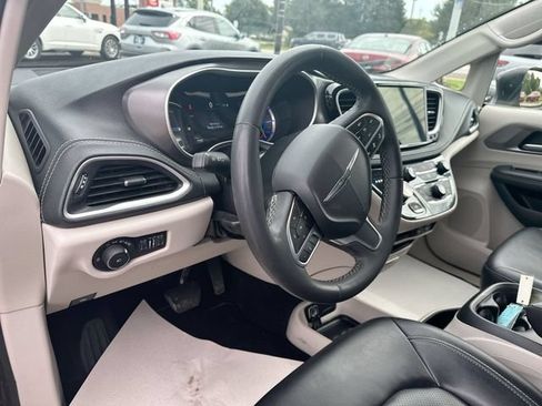 Used 2023 Chrysler Pacifica Touring-L FWD image 12