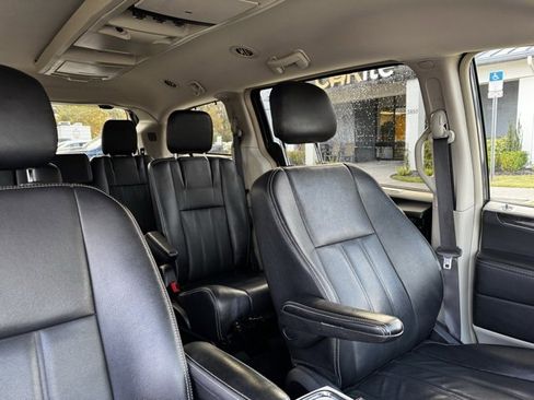 Used 2015 Chrysler Town & Country Touring w/ Driver Convenience Group image 10