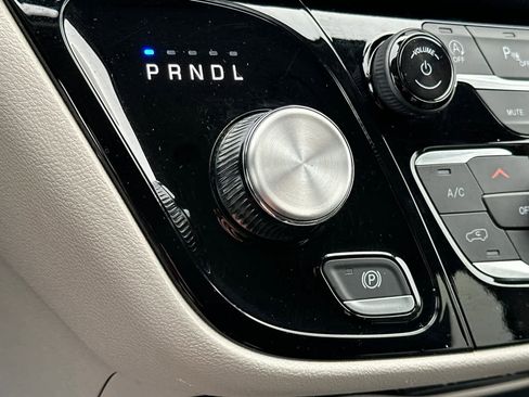 Used 2024 Chrysler Pacifica Touring-L image 22