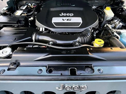 Used 2014 Jeep Wrangler Unlimited Sahara w/ Connectivity Group image 9