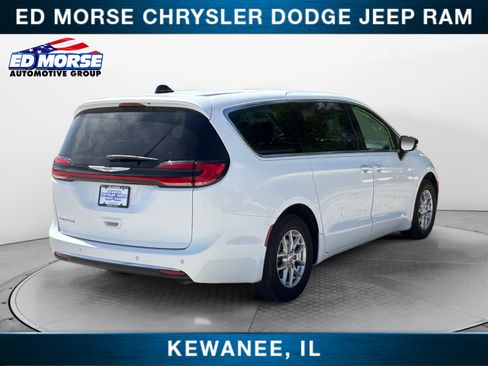 Used 2024 Chrysler Pacifica Touring-L FWD image 5