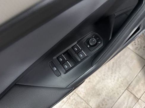 Used 2025 Volkswagen Jetta SE w/ Sunroof Package image 27