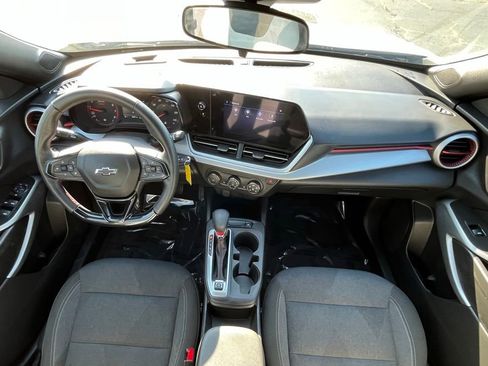 Certified 2024 Chevrolet Trax RS FWD image 11
