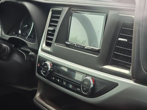 Used 2018 Toyota Highlander XLE AWD/4WD image 16