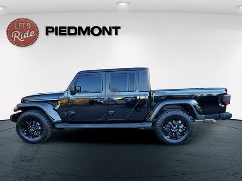 Certified 2025 Jeep Gladiator Sport image 11