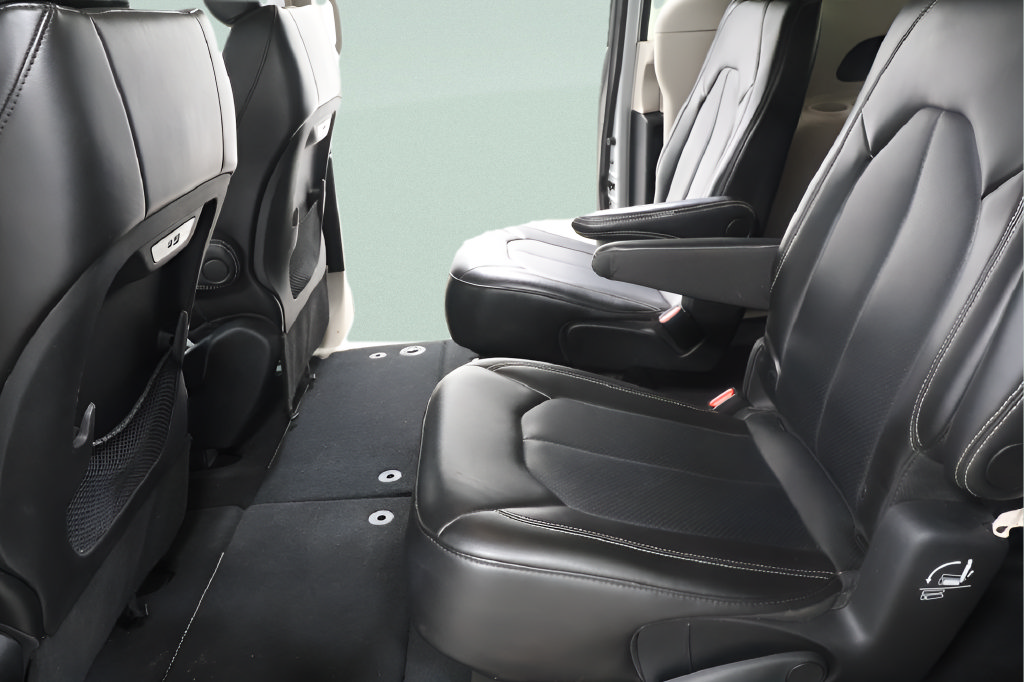 Used 2024 Chrysler Pacifica Touring-L FWD image 23