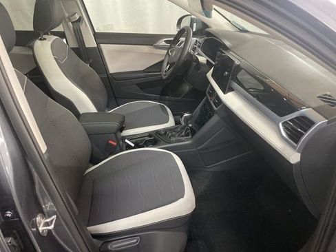 Certified 2025 Volkswagen Taos SE w/ Panoramic Sunroof Package image 4